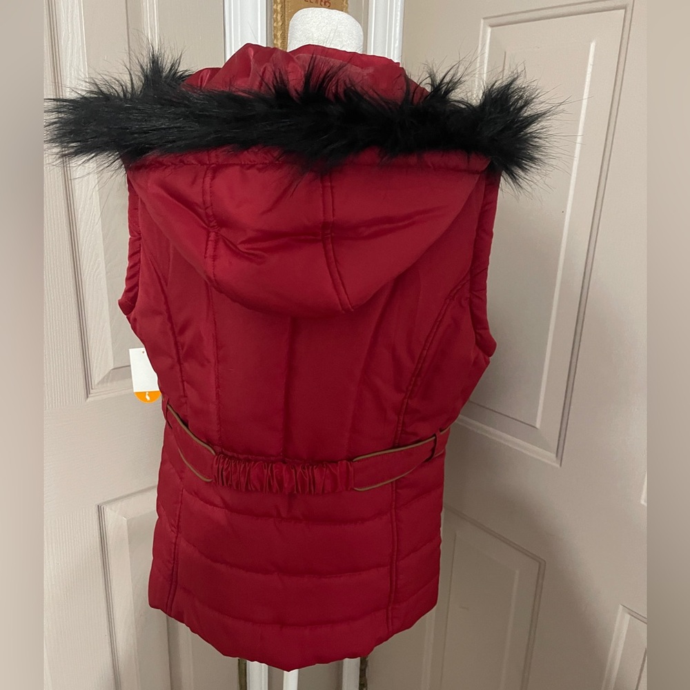 Sporto red puffer vest with black fur trimmed removable hood. NWT. Size L. - Picture 6 of 14